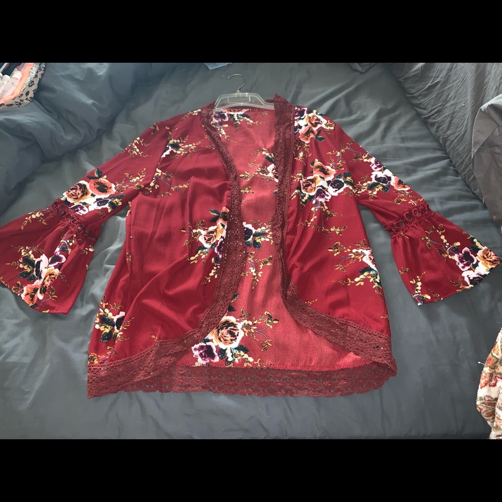 Kimono with lace, bell sleeves